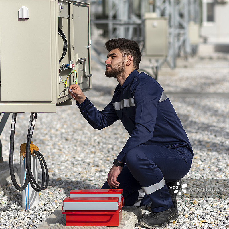 电工使用工具工作图片素材