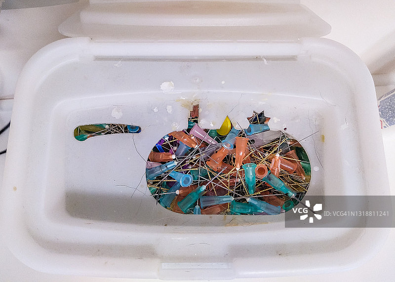 装满注射器的医疗容器图片素材