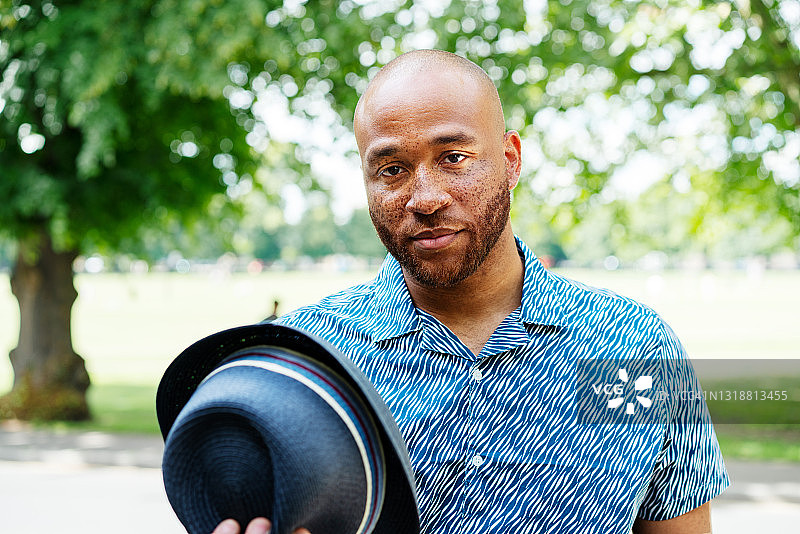 男人戴着帽子，看着镜头图片素材