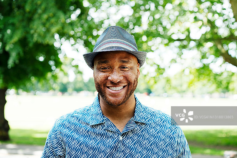 微笑的男人看着镜头图片素材