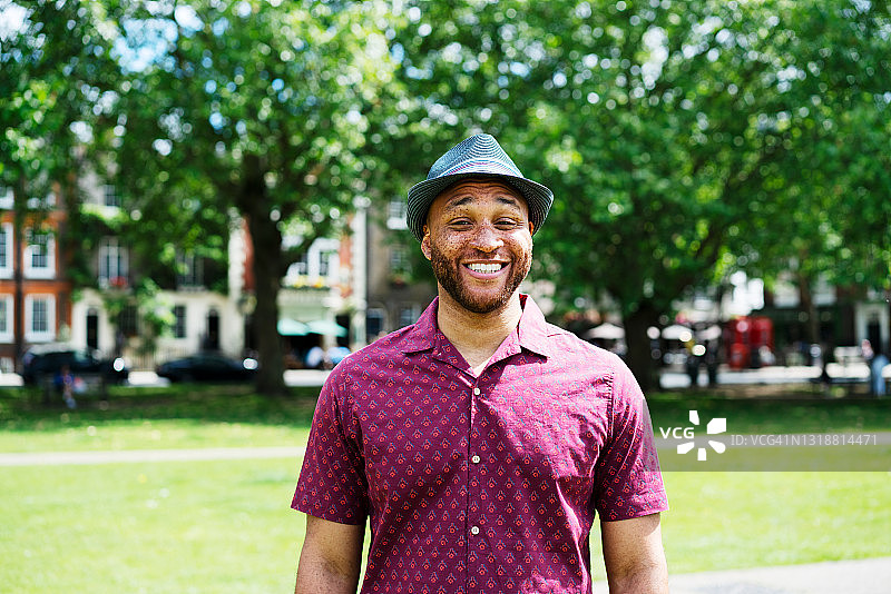 户外男人看向镜头肖像图片素材