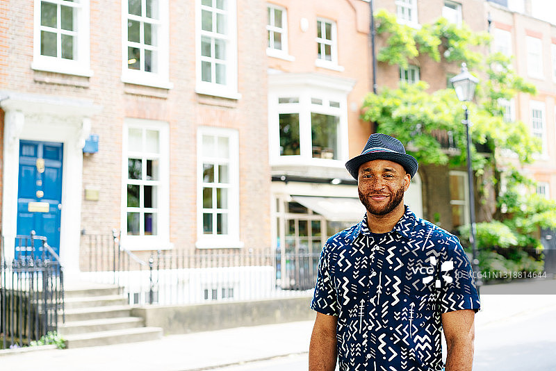 男人在街上看着镜头图片素材