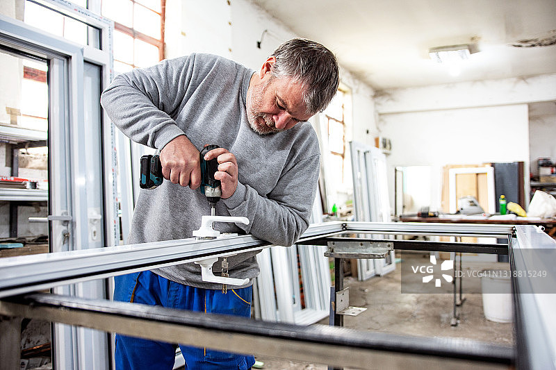 制造PVC门窗的工厂内部图片素材