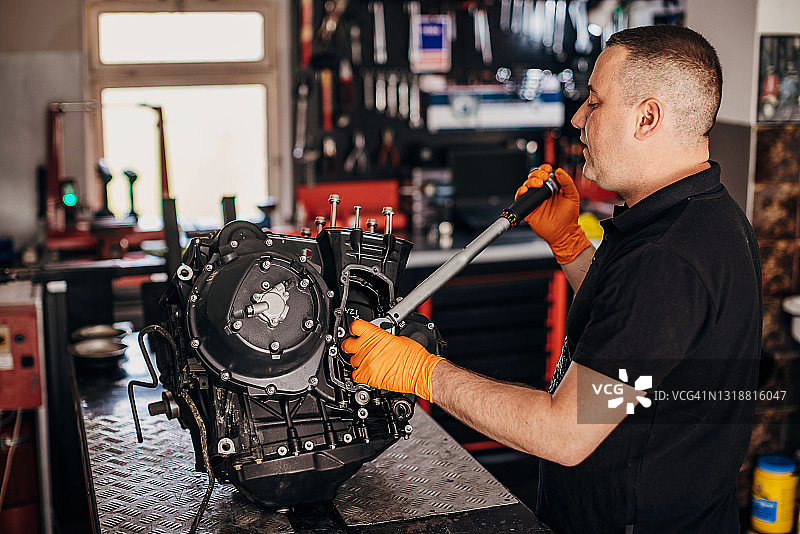 正在工作的摩托车男修理工图片素材