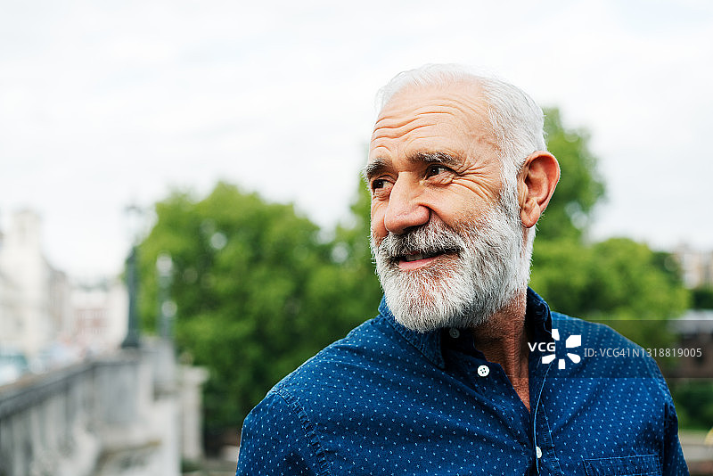 男人看向镜头外图片素材