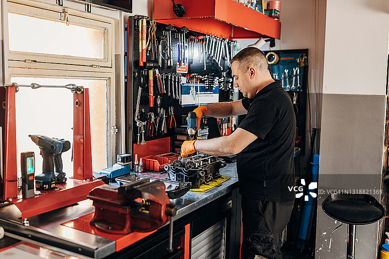 在车间工作的男 mechanic图片素材