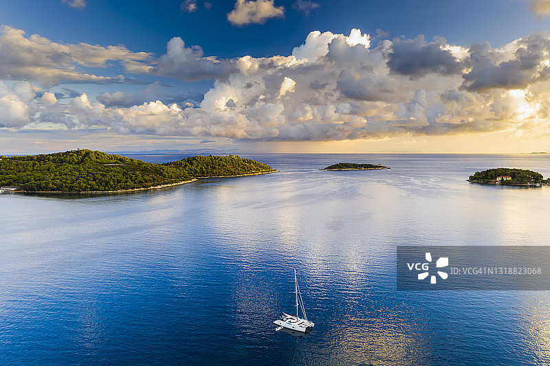 停泊在日落海湾的孤独游艇图片素材