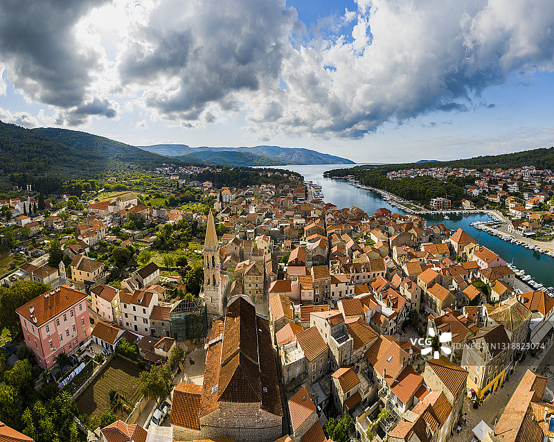 赫瓦尔岛斯塔里格勒镇鸟瞰，克罗地亚图片素材