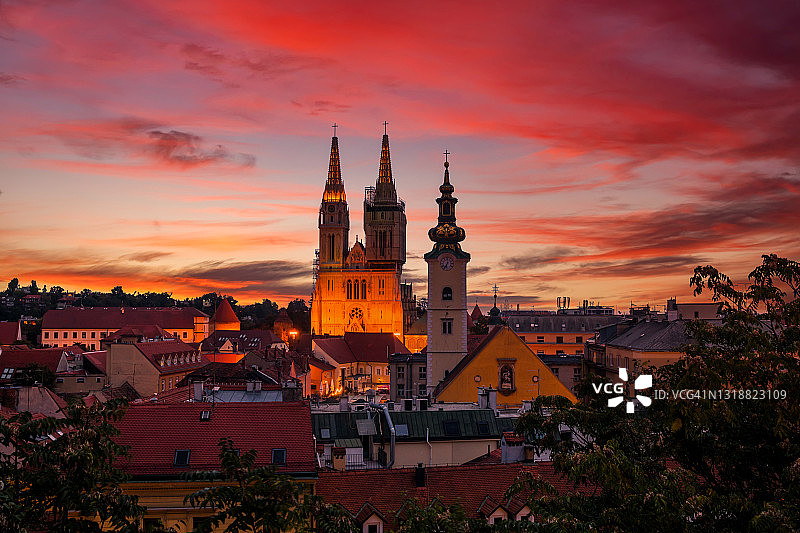 克罗地亚萨格勒布圣马可教堂日出全景图片素材
