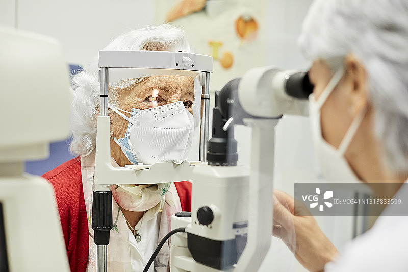 年长的女人在医院做视力检查图片素材