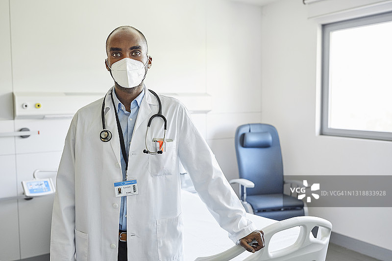 ICU病床旁的医生肖像图片素材