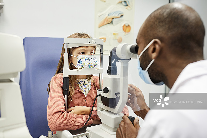 男医生在医院检查女孩的眼睛图片素材