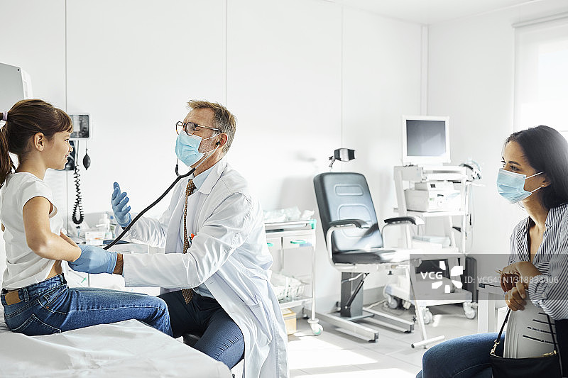 疫情期间医生在医院检查女孩图片素材