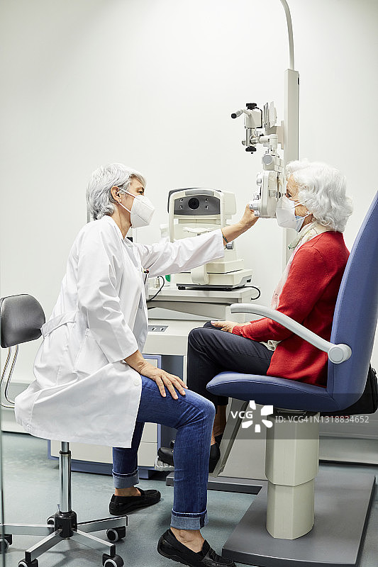 老年妇女在医院进行眼科检查图片素材