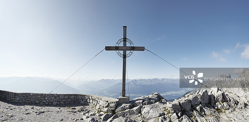 奥地利因斯布鲁克山顶上的金属十字架图片素材