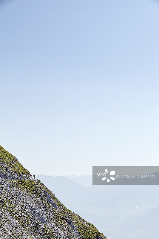 奥地利山区小径上的远足者图片素材