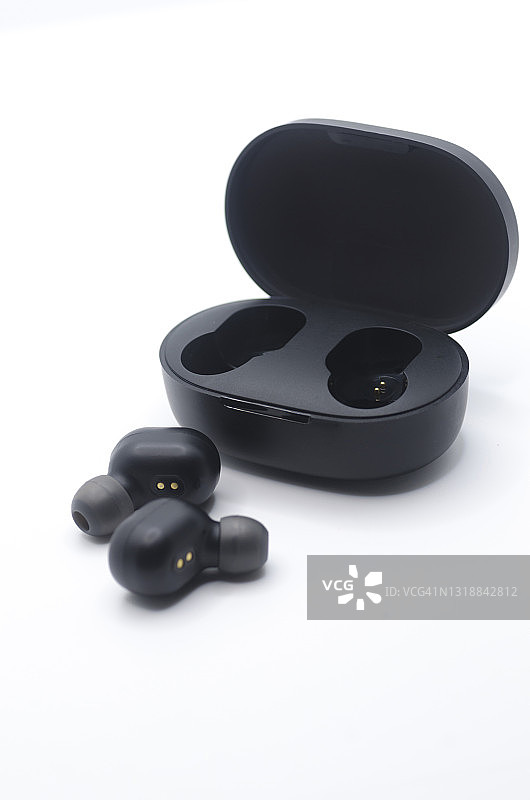 无线立体声黑色耳机和充电盒的鸟瞰图图片素材