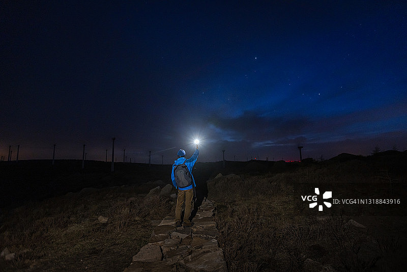 户外登山者剪影图片素材