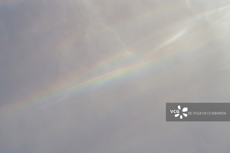 阳光彩虹水反射在灰色背景上的时尚摄影效果叠加图片素材