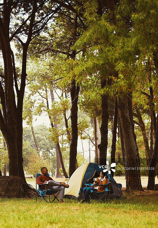 年轻情侣在野外露营图片素材