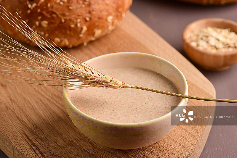 用于烘烤面包的酸面团图片素材