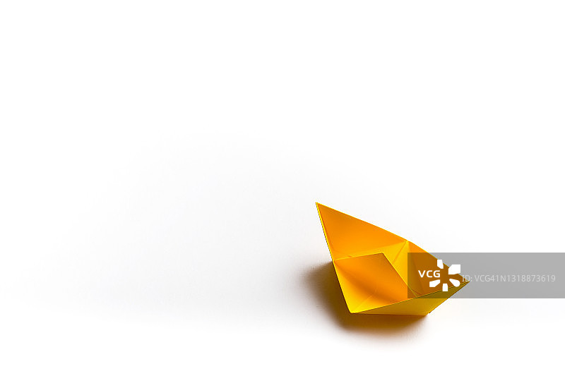 白色背景上的纸船，手工制作图片素材