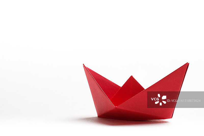 白色背景上的纸船，手工制作图片素材