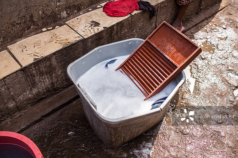 肥皂水桶里的塑料搓衣板图片素材