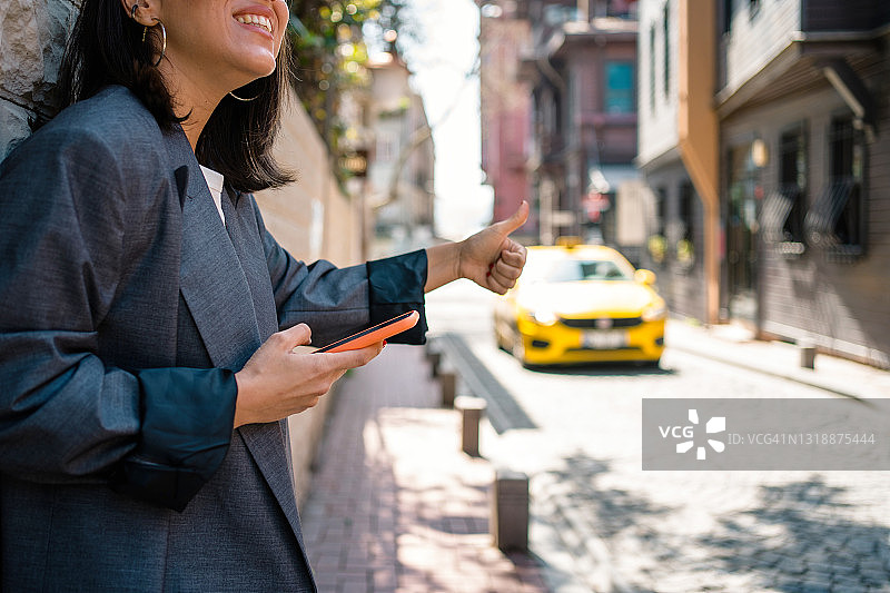 女人乘坐黄色出租车图片素材