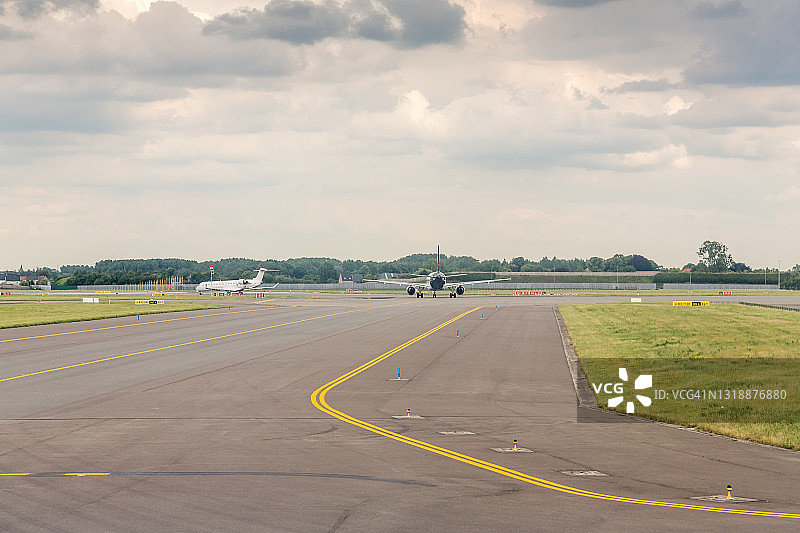 飞机移动到扎芬特姆机场跑道图片素材
