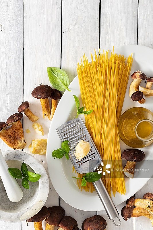 烹饪意大利面与野生蘑菇的食材俯视图图片素材
