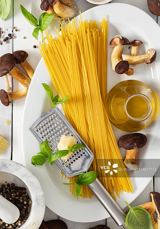 制作意大利野生菌菇意大利面的原料图片素材