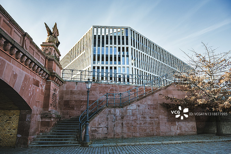 柏林现代商业建筑前的历史桥梁图片素材