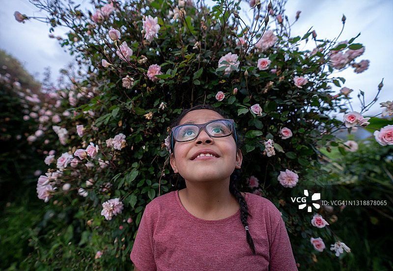 花园里沉思的拉丁美洲女孩肖像图片素材