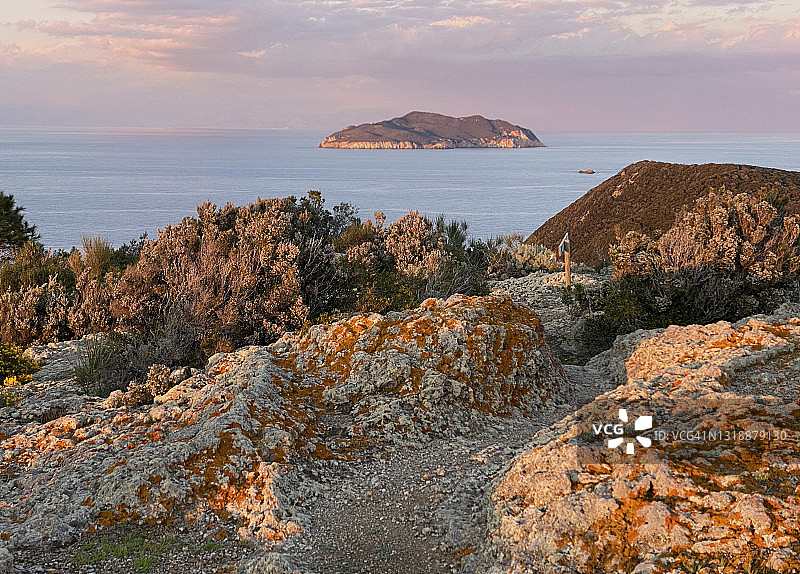 意大利蓬扎岛在粉色晚霞中的岛屿顶端图片素材
