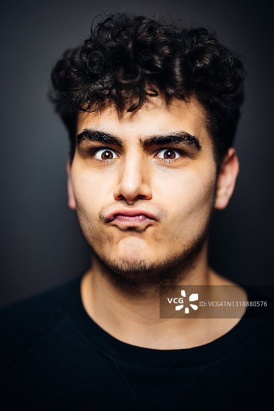 做鬼脸的滑稽青少年男子肖像图片素材