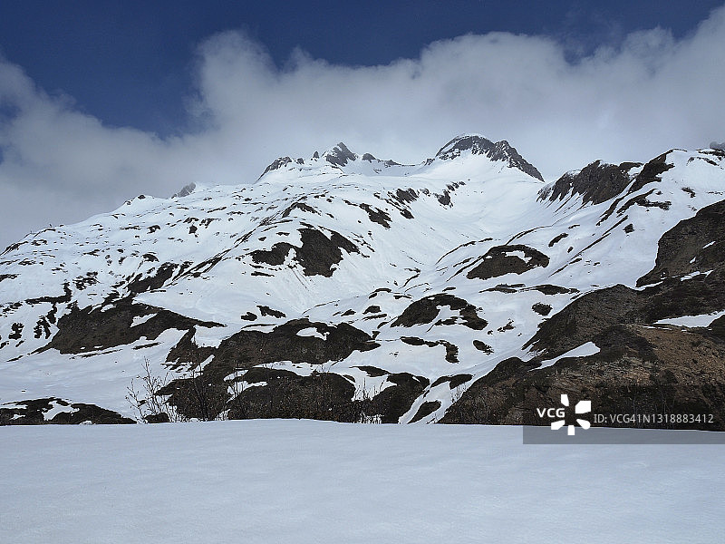 福尔马扎山谷莱蓬廷阿尔卑斯山环绕的雪原图片素材