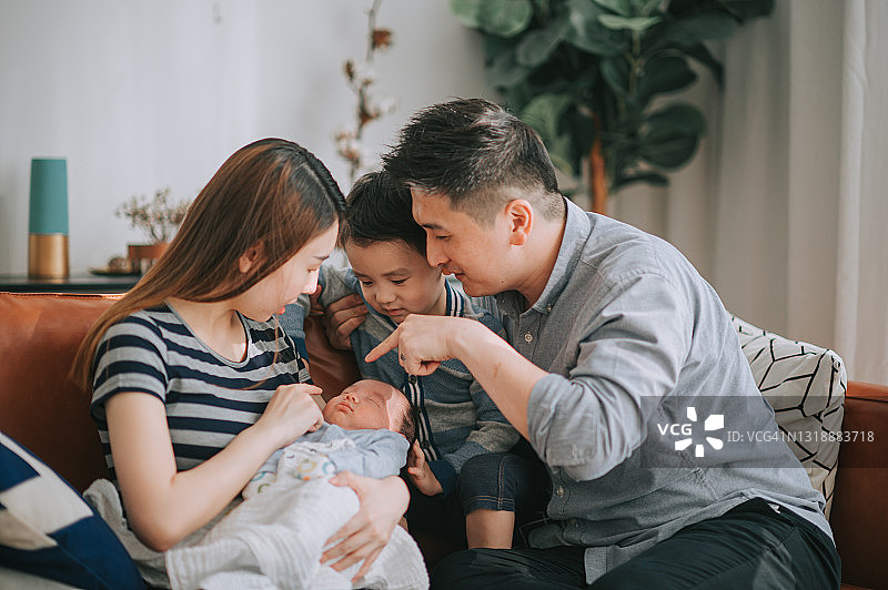 中国家庭周末在客厅沙发上享受亲子时光图片素材