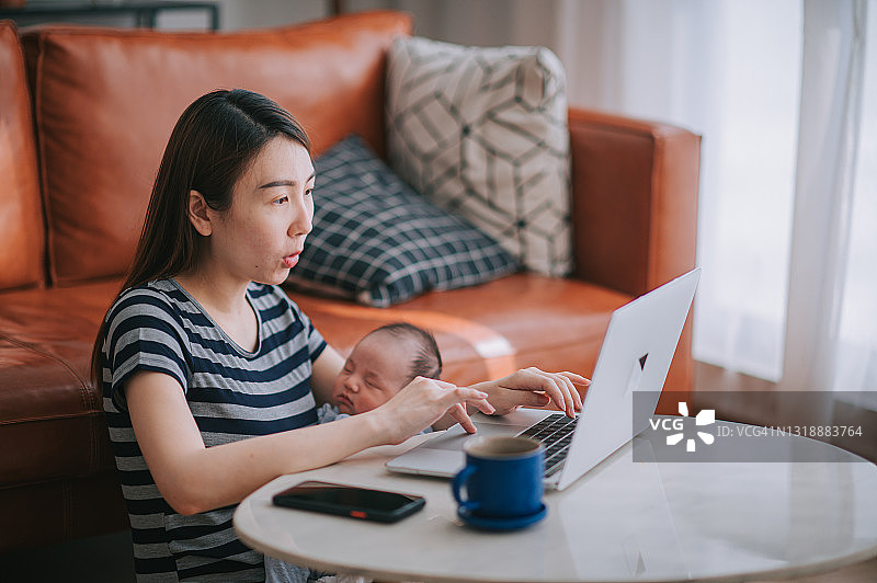 在家工作带娃的亚洲女性图片素材