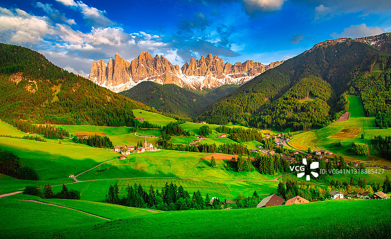 意大利多洛米蒂山脉的圣马达莱纳村庄图片素材