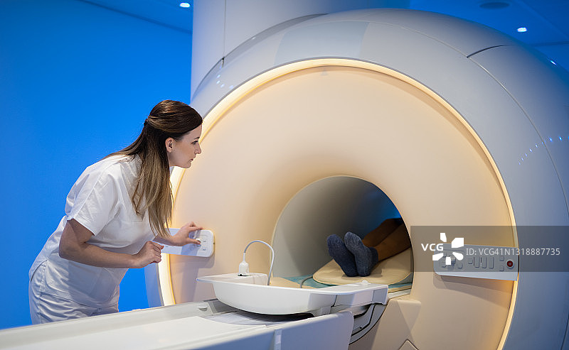 女医生为病人准备核磁共振扫描图片素材