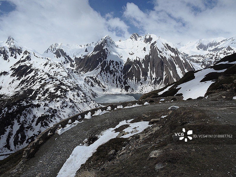 福尔马扎山谷的拱形石墙支撑的发夹弯图片素材