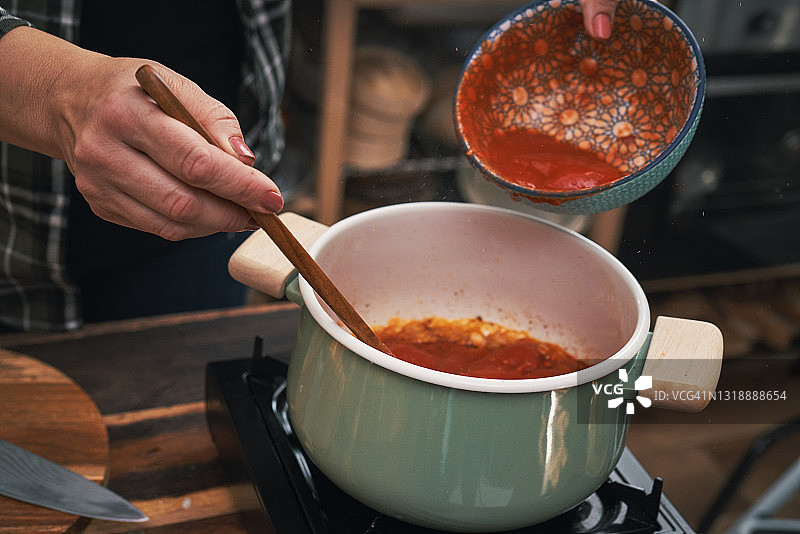 准备奶油番茄汤图片素材