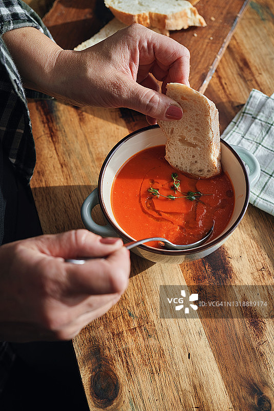 奶油番茄汤，搭配橄榄油和百里香图片素材