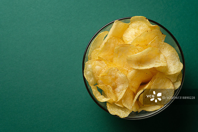 香脆黄金厚炸薯片，置于玻璃碗中图片素材