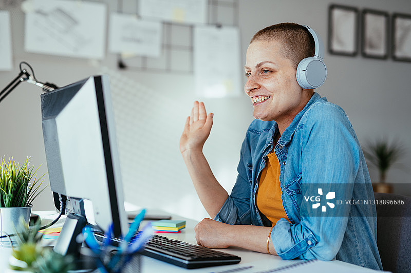 在家用台式电脑工作的短发女商人图片素材