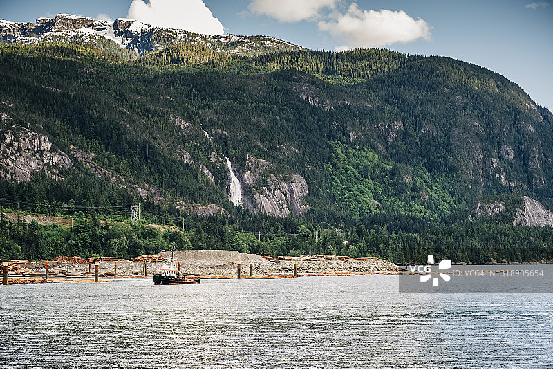 豪湾沿岸，香农瀑布下的拖船图片素材