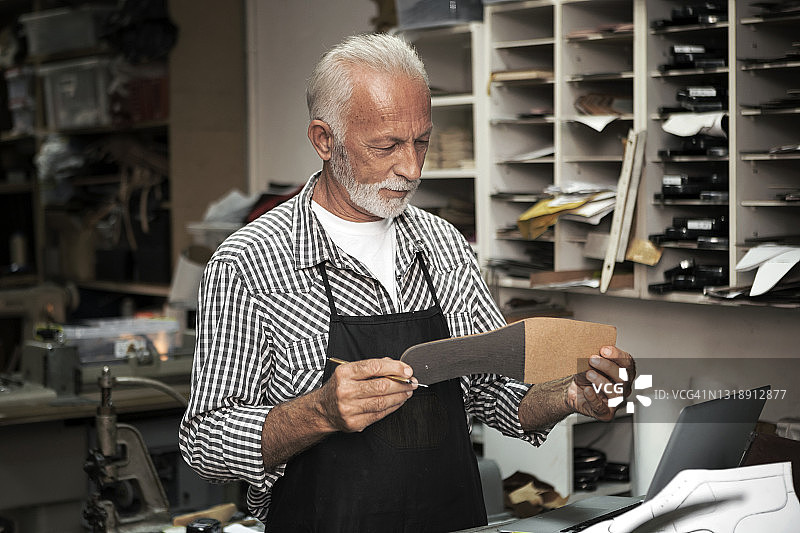 鞋匠在工作室制作新靴子图片素材