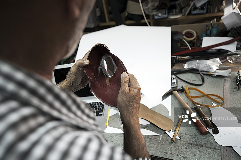 鞋匠制作新靴子图片素材