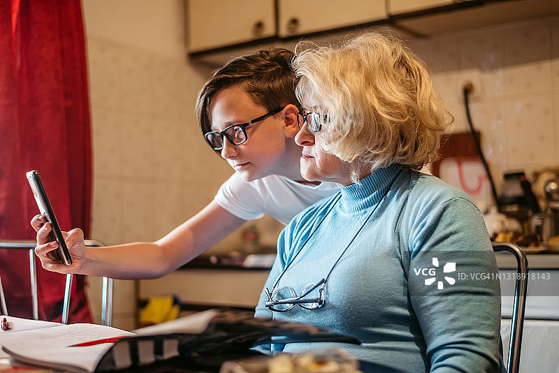 孙子和祖母自拍图片素材